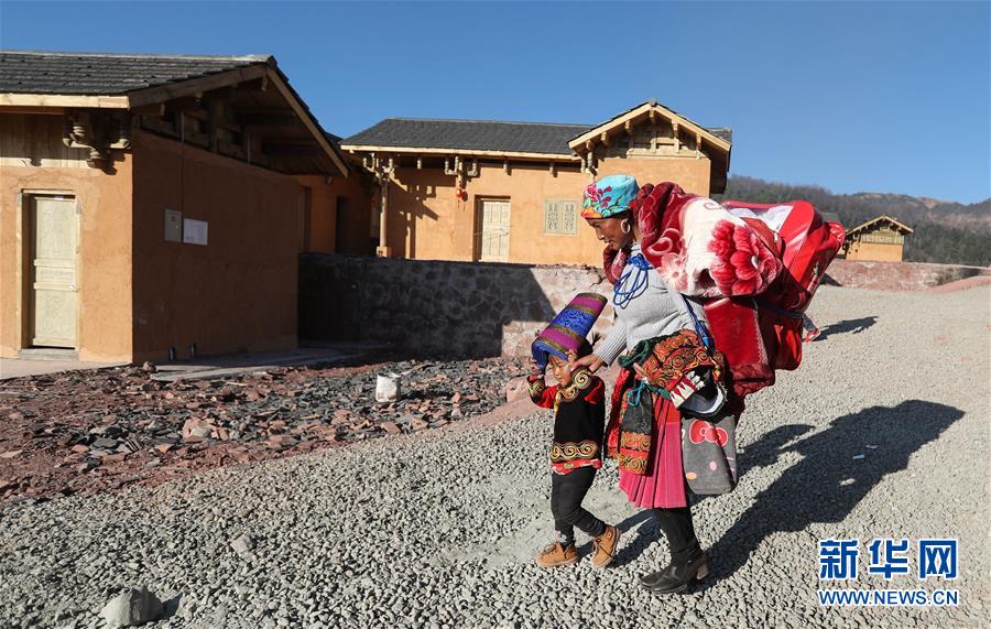 （兩會前夕看落實(shí)&middot;圖文互動）（5）&ldquo;飛針走線&rdquo;&ldquo;繡&rdquo;出小康畫卷&mdash;&mdash;四川落實(shí)習(xí)近平總書記全國兩會重要講話精神紀(jì)實(shí)