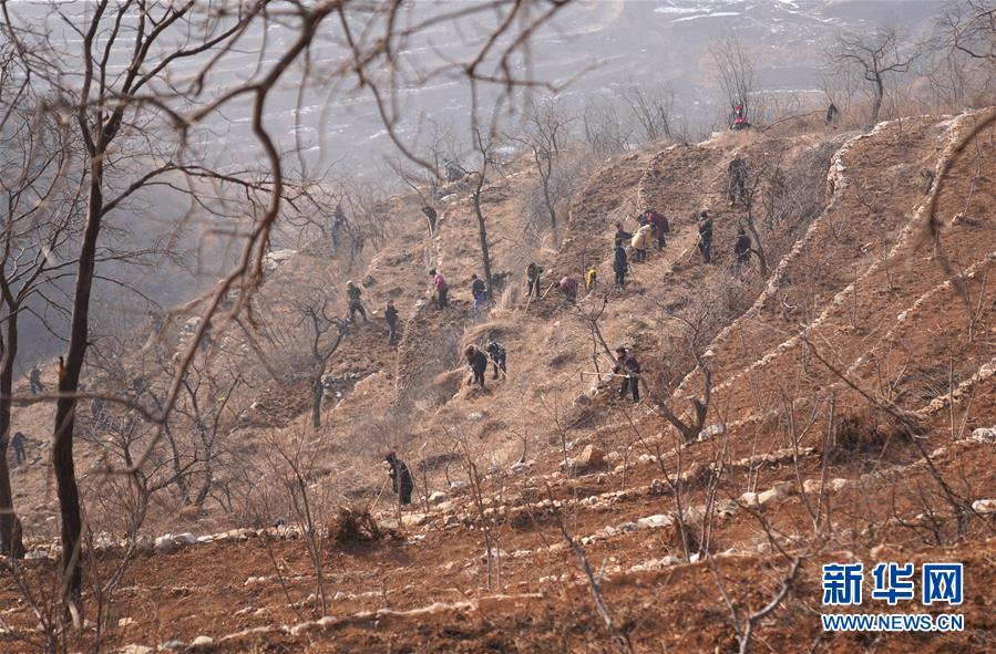 （在習(xí)近平新時(shí)代中國特色社會(huì)主義思想指引下&mdash;&mdash;新時(shí)代新作為新篇章&middot;圖文互動(dòng)）（2）&ldquo;困難面前有我們&rdquo;&mdash;&mdash;太行山革命老區(qū)一個(gè)小山村的蝶變