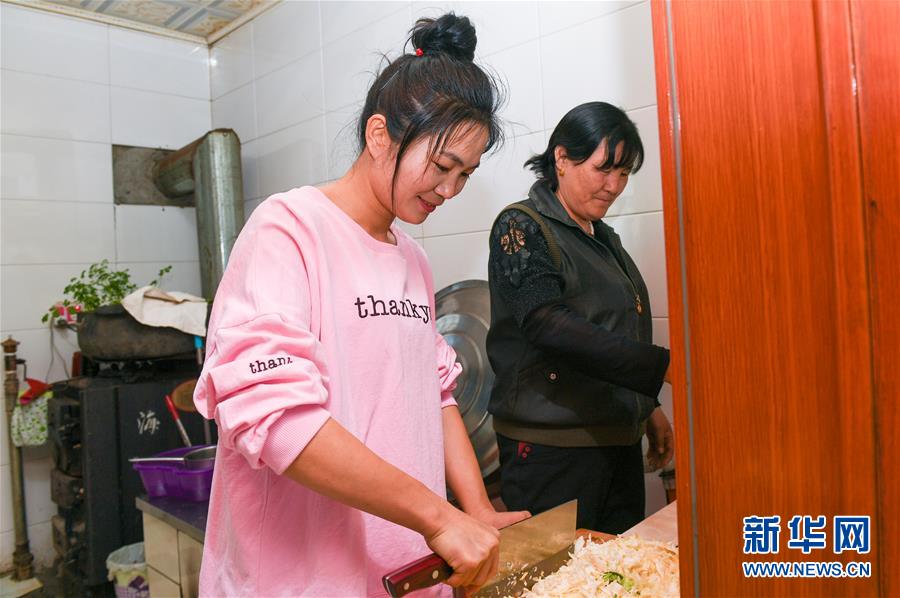 （壯麗70年&middot;奮斗新時代&middot;圖文互動）（2）情同一家，守望相助，共奔小康&mdash;&mdash;內(nèi)蒙古興安盟巴彥敖包嘎查民族團結(jié)見聞