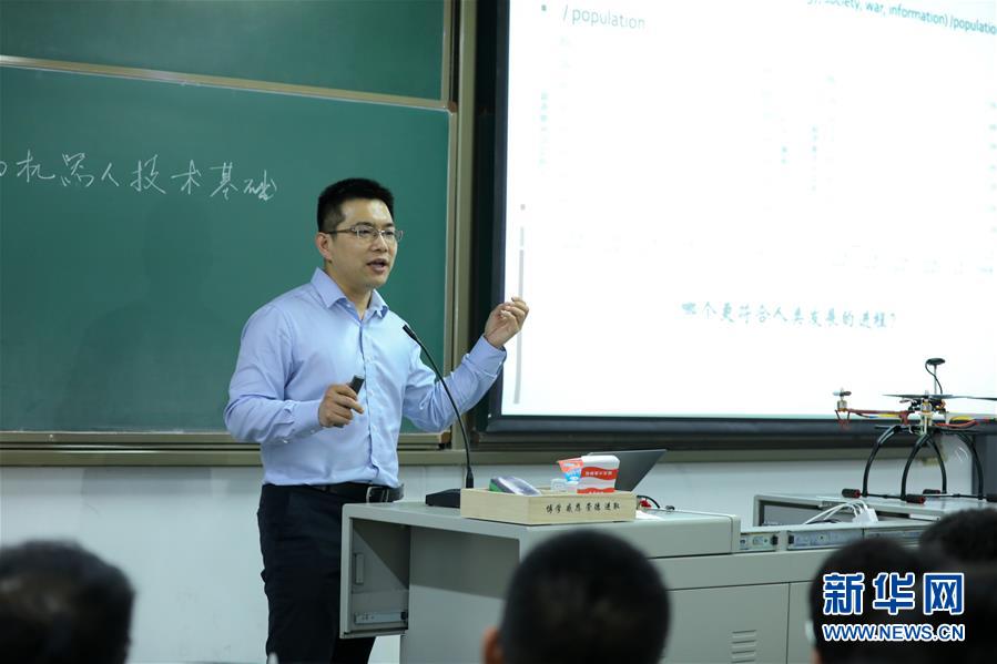 （圖文互動）（1）心懷藍天　逐夢云霄&mdash;&mdash;記天津大學(xué)教授、一飛智控創(chuàng)始人齊俊桐