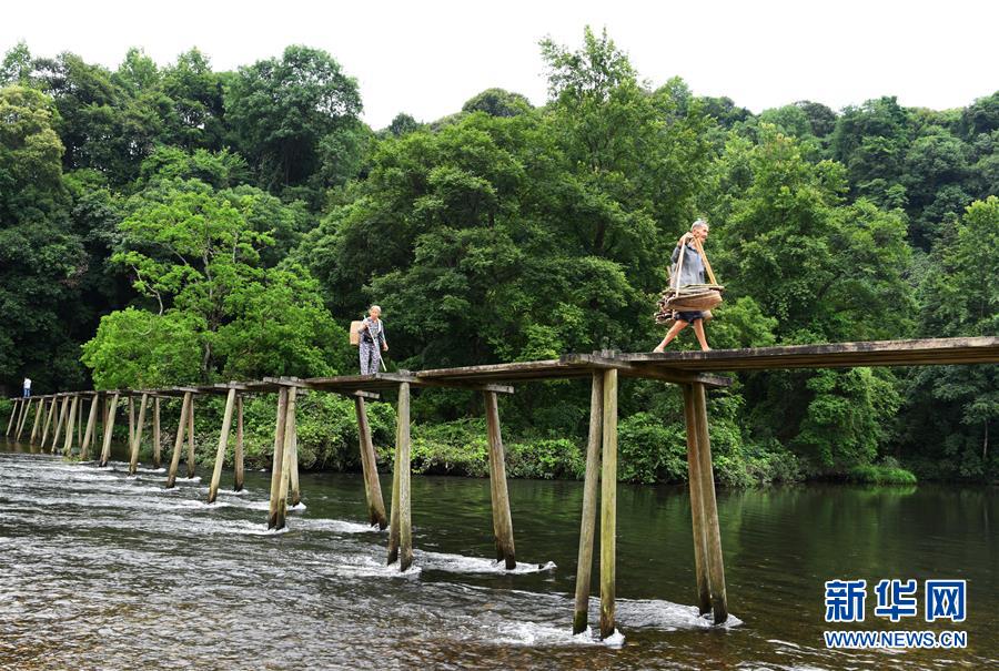 （壯麗70年&middot;奮斗新時(shí)代&mdash;&mdash;記者再走長(zhǎng)征路&middot;圖文互動(dòng)）（1）啊，紅軍橋！