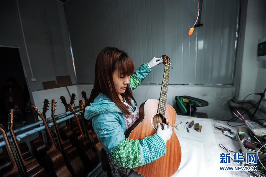 （在習(xí)近平新時(shí)代中國(guó)特色社會(huì)主義思想指引下&mdash;&mdash;新時(shí)代新作為新篇章&middot;圖文互動(dòng)）（6）貴州正安：吉他奏響發(fā)展&ldquo;神曲&rdquo;