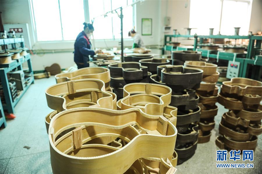 （在習(xí)近平新時(shí)代中國(guó)特色社會(huì)主義思想指引下&mdash;&mdash;新時(shí)代新作為新篇章&middot;圖文互動(dòng)）（4）貴州正安：吉他奏響發(fā)展&ldquo;神曲&rdquo;