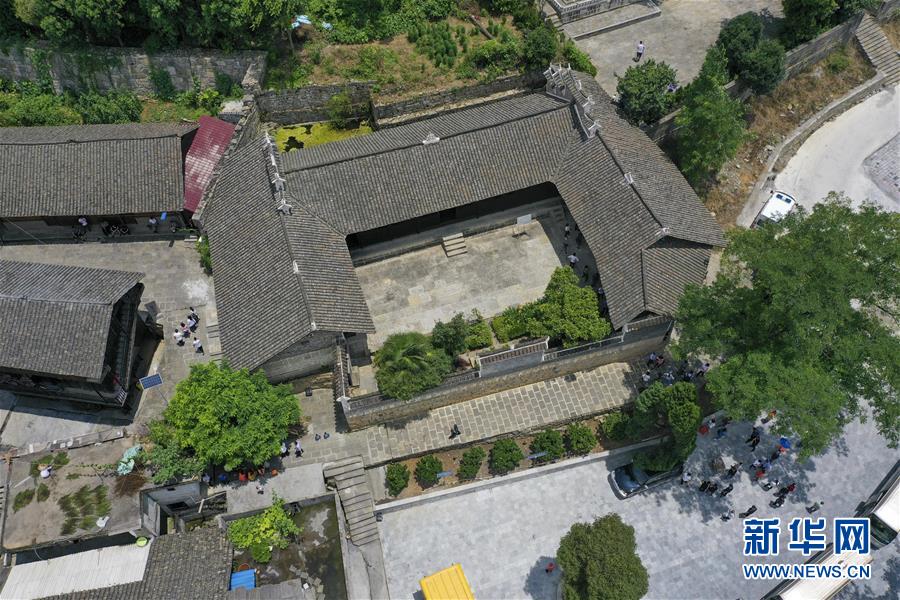 （壯麗70年&middot;奮斗新時代&mdash;&mdash;記者再走長征路&middot;圖文互動）（2）手捧棉被憶紅軍：走了那么多年，我們都念他們的好