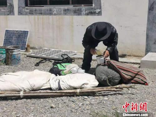 圖為黨確桑布展示以前巡邊時(shí)要帶的東西。 謝藝觀 攝