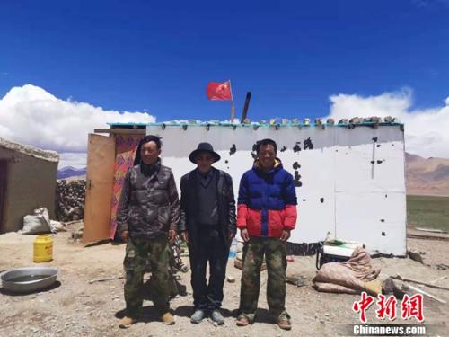 圖為黨確桑布和兩個(gè)兒子。 謝藝觀 攝