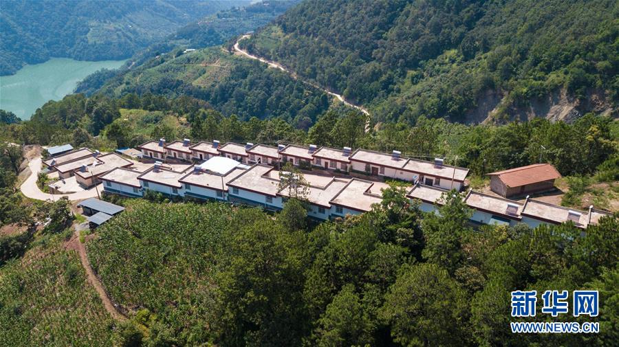 （在習(xí)近平新時(shí)代中國特色社會主義思想指引下&mdash;&mdash;新時(shí)代新作為新篇章&middot;總書記關(guān)心的百姓身邊事&middot;圖文互動(dòng)）（1）&ldquo;四好農(nóng)村路&rdquo;：通向幸福，通向遠(yuǎn)方