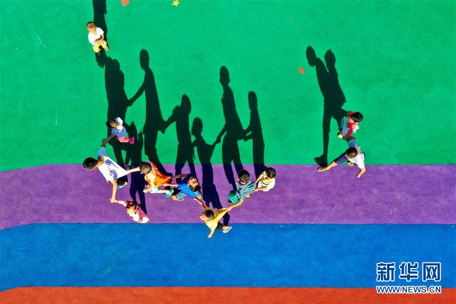 （在習(xí)近平新時代中國特色社會主義思想指引下&mdash;&mdash;新時代新作為新篇章&middot;總書記關(guān)心的百姓身邊事&middot;圖文互動）（3）特別的愛，給特別的你&mdash;&mdash;特殊教育的別樣風(fēng)景