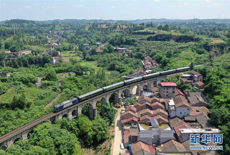 （壯麗70年&middot;奮斗新時(shí)代&mdash;&mdash;共和國發(fā)展成就巡禮）（3）人暢其行、貨暢其流&mdash;&mdash;共和國交通運(yùn)輸業(yè)發(fā)展成就巡禮