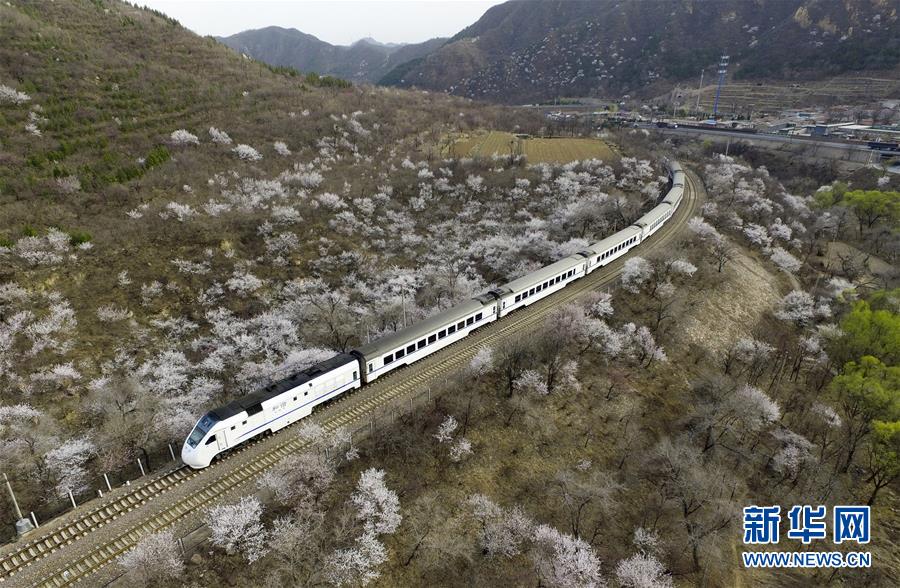 （壯麗70年&middot;奮斗新時(shí)代&mdash;&mdash;共和國發(fā)展成就巡禮）（12）人暢其行、貨暢其流&mdash;&mdash;共和國交通運(yùn)輸業(yè)發(fā)展成就巡禮