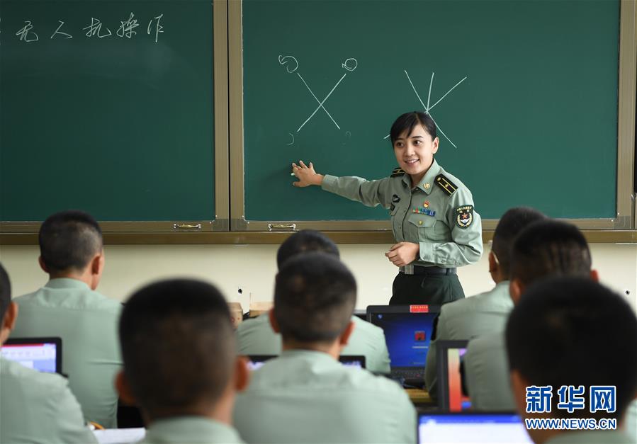 (圖文互動)(2)歷史的見證——陸軍邊海防學(xué)院維吾爾族女講師其曼古力一家三代守疆固邊記事