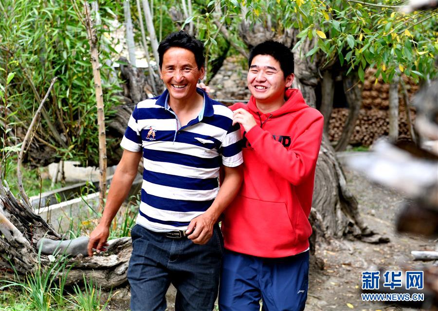 （在習(xí)近平新時(shí)代中國特色社會(huì)主義思想指引下&mdash;&mdash;新時(shí)代新作為新篇章&middot;總書記關(guān)心的百姓身邊事&middot;圖文互動(dòng))（3）&ldquo;我走進(jìn)大山，是為了讓你走出大山&rdquo;&mdash;&mdash;大學(xué)生支教故事