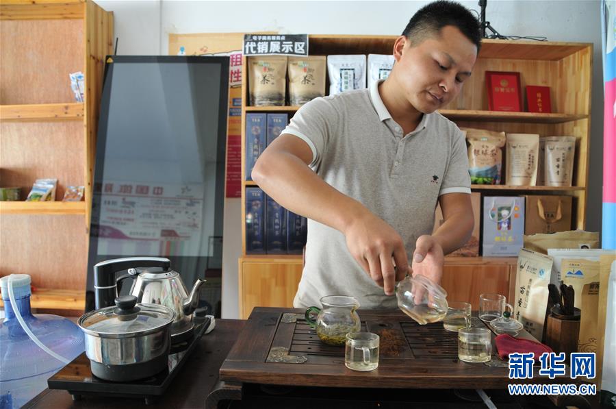 （在習(xí)近平新時代中國特色社會主義思想指引下&mdash;&mdash;新時代新作為新篇章&middot;總書記關(guān)心的百姓身邊事&middot;圖文互動）（2）手機(jī)成為&ldquo;新農(nóng)具&rdquo;　莊戶人變&ldquo;新店家&rdquo;&mdash;&mdash;農(nóng)村電商助力農(nóng)民豐收