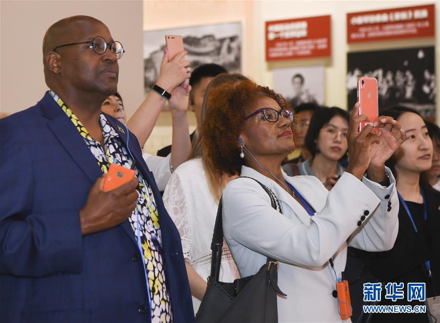 (圖文互動(dòng))(3)讓友誼輝映未來(lái)——記“友誼勛章”獲得者及代表參觀慶祝中華人民共和國(guó)成立70周年大型成就展