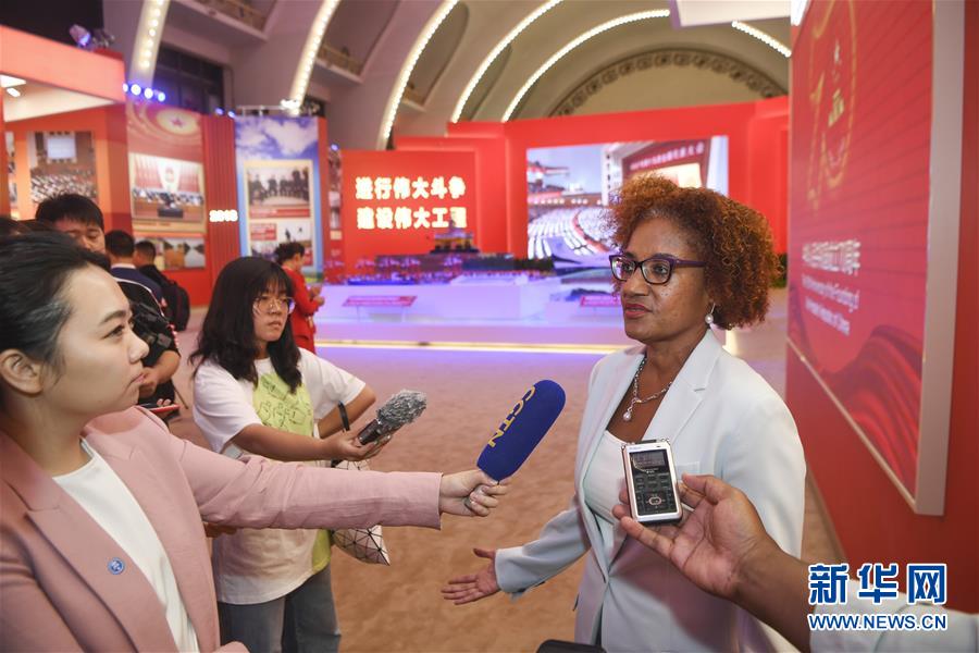 (圖文互動(dòng))(5)讓友誼輝映未來(lái)——記“友誼勛章”獲得者及代表參觀慶祝中華人民共和國(guó)成立70周年大型成就展