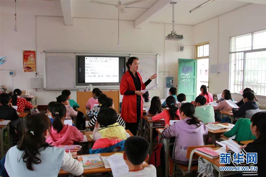 （圖文互動(dòng)）（1）&ldquo;擔(dān)起山里娃沉甸甸的夢(mèng)想&rdquo;&mdash;&mdash;記廣西大石山區(qū)小學(xué)教師蒙曉梅