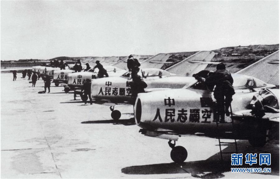 （新華全媒頭條&middot;人民空軍70年&middot;圖文互動）（3）陽光照耀奮飛的航程&mdash;&mdash;黨中央、中央軍委和習(xí)主席關(guān)心人民空軍建設(shè)發(fā)展紀實