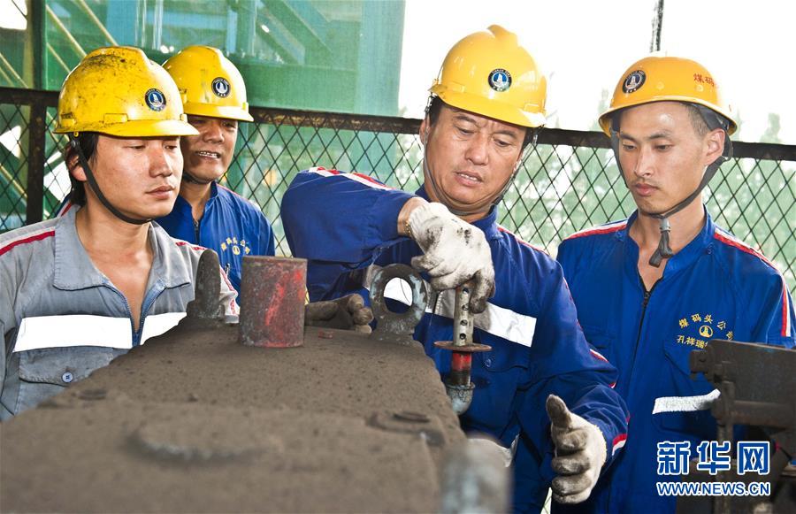 (愛(ài)國(guó)情 奮斗者·圖文互動(dòng))(2)錨定無(wú)悔奮進(jìn)的航向——記港口創(chuàng)新路上的“藍(lán)領(lǐng)專(zhuān)家”孔祥瑞