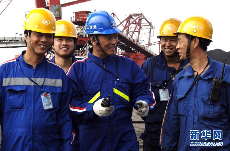 (愛(ài)國(guó)情 奮斗者·圖文互動(dòng))(3)錨定無(wú)悔奮進(jìn)的航向——記港口創(chuàng)新路上的“藍(lán)領(lǐng)專(zhuān)家”孔祥瑞
