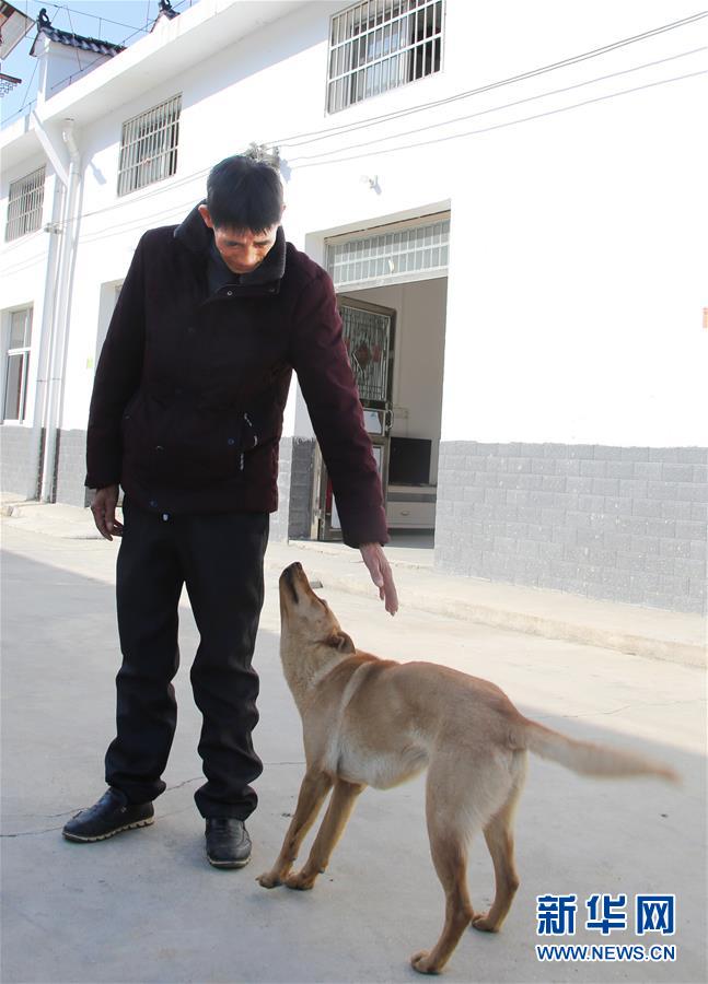 （四中全會(huì)精神在基層&middot;圖文互動(dòng)）（1）記者手記：兩腳沾地，深切感悟什么叫&ldquo;以人民為中心&rdquo;