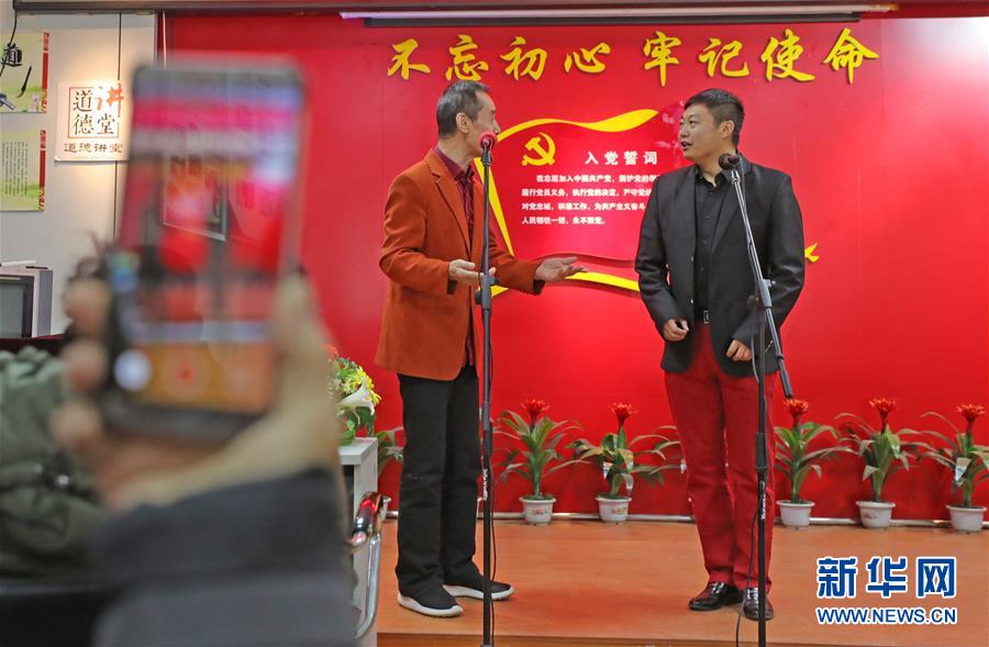 （四中全會精神在基層&middot;圖文互動）（3）說學(xué)逗唱間傳遞中國之治&mdash;&mdash;遼寧創(chuàng)新組織曲藝小分隊(duì)宣講四中全會精神