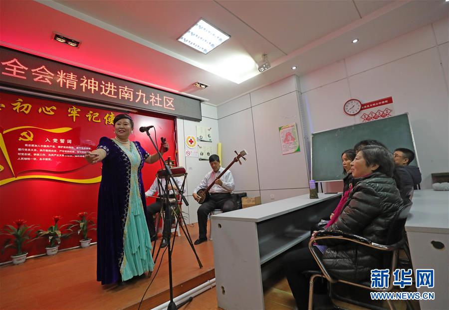 （四中全會精神在基層&middot;圖文互動）（4）說學(xué)逗唱間傳遞中國之治&mdash;&mdash;遼寧創(chuàng)新組織曲藝小分隊(duì)宣講四中全會精神