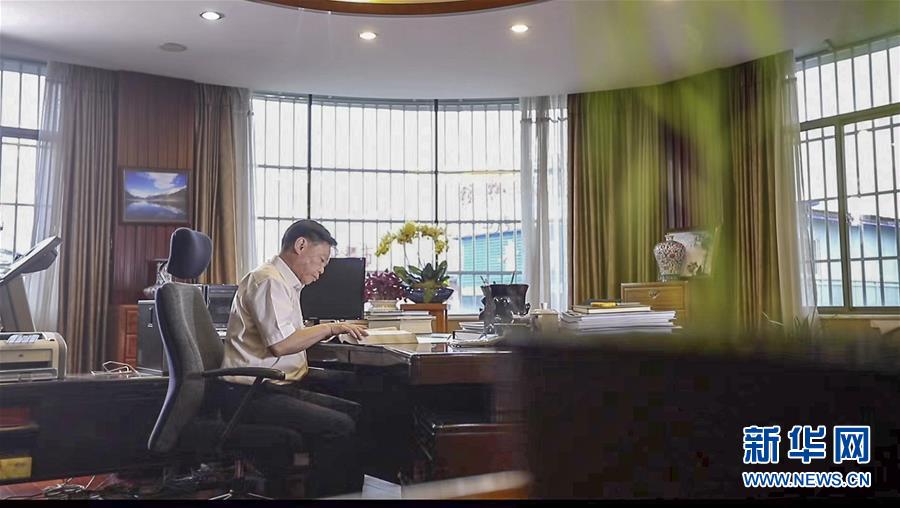 （新華全媒頭條&middot;時代先鋒&middot;圖文互動）（6）&ldquo;要把論文寫在大地上&rdquo;&mdash;&mdash;記&ldquo;農(nóng)民院士&rdquo;朱有勇