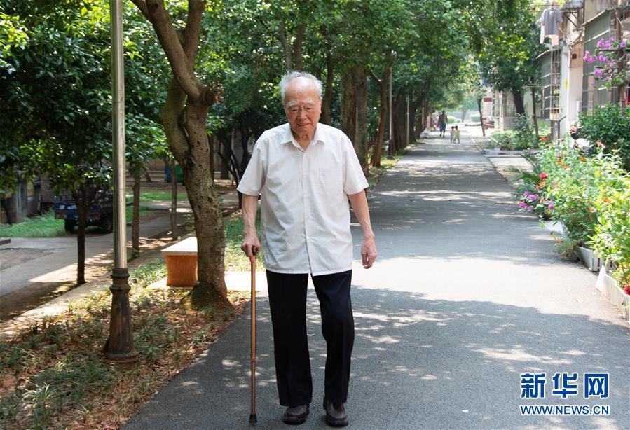 （新華全媒頭條&middot;圖文互動(dòng)）（9）滄海橫流 信仰彌堅(jiān)&mdash;&mdash;記共產(chǎn)黨員、湘潭大學(xué)九旬教授滄南