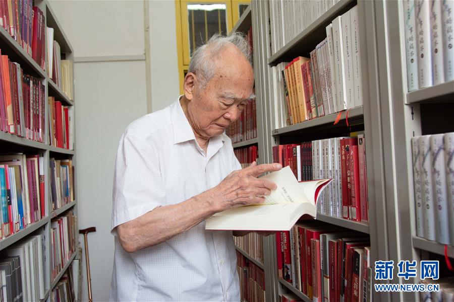 （新華全媒頭條&middot;圖文互動(dòng)）（6）滄海橫流 信仰彌堅(jiān)&mdash;&mdash;記共產(chǎn)黨員、湘潭大學(xué)九旬教授滄南