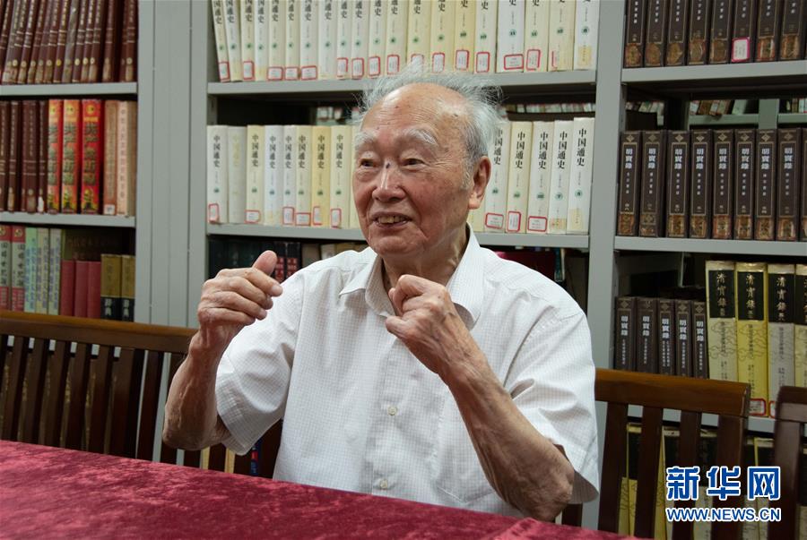 （新華全媒頭條&middot;圖文互動(dòng)）（5）滄海橫流 信仰彌堅(jiān)&mdash;&mdash;記共產(chǎn)黨員、湘潭大學(xué)九旬教授滄南