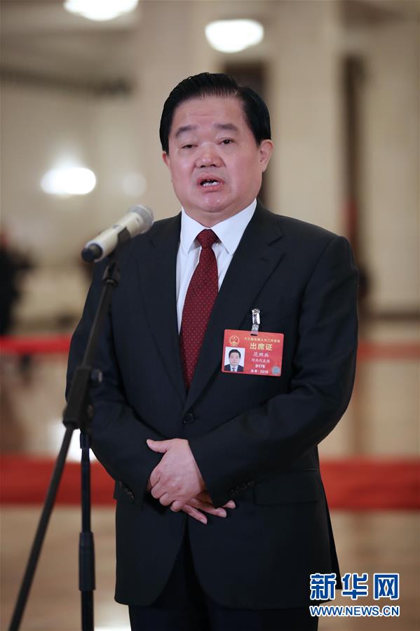 （兩會(huì)&middot;面對(duì)面）（2）全國人大代表接受采訪