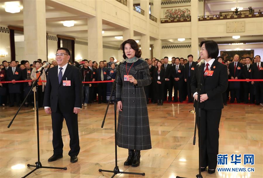 （兩會&middot;面對面）（12）全國人大代表接受采訪