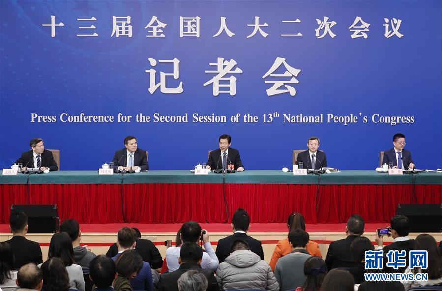 （兩會(huì)&middot;XHDW）（1）商務(wù)部部長(zhǎng)鐘山等就&ldquo;促進(jìn)形成強(qiáng)大國(guó)內(nèi)市場(chǎng) 推動(dòng)全方位對(duì)外開(kāi)放&rdquo;答記者問(wèn)