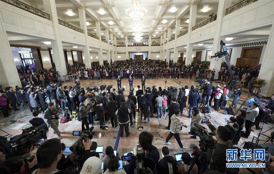 （兩會(huì)&middot;面對(duì)面&middot;XHDW）（12）全國(guó)政協(xié)委員接受采訪