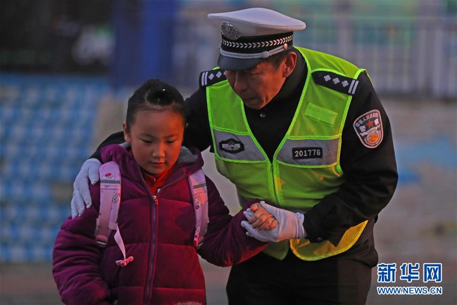 （新春走基層&middot;圖文互動）（1）老楊貓腰護(hù)學(xué)：20米走了33年