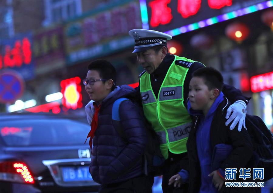 （新春走基層&middot;圖文互動）（2）老楊貓腰護(hù)學(xué)：20米走了33年