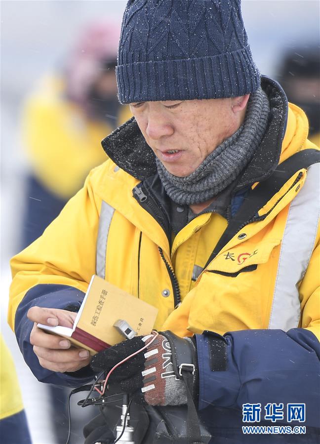 （新春走基層）（7）嚴(yán)寒下的&ldquo;鐵路醫(yī)生&rdquo;：風(fēng)雪中守護(hù)回家路