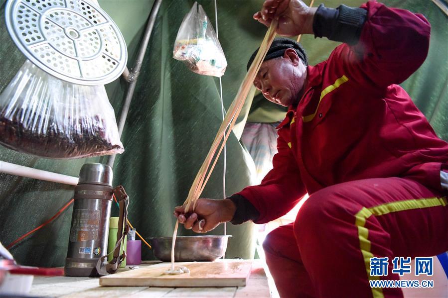 （新春走基層&middot;圖文互動(dòng)）（7）大漠中，一頂帳篷守歲五年