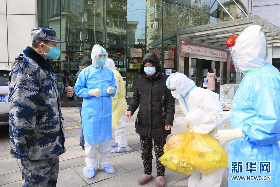 （新華全媒頭條&middot;圖文互動）（1）黨旗，高高飄揚(yáng)在防控疫情斗爭第一線&mdash;&mdash;各級黨組織和廣大黨員干部投身疫情防控阻擊戰(zhàn)紀(jì)實(shí)