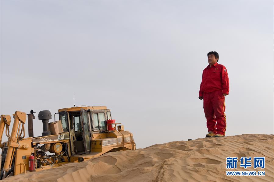 （新春走基層&middot;圖文互動）（1）特寫：與車為伴，獨行沙海