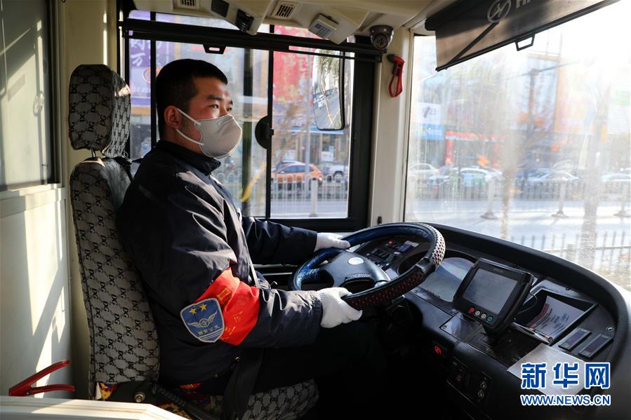 （聚焦疫情防控&middot;圖文互動(dòng)）（1）疫情下的公交司機(jī)：只要有一名乘客，我們也要堅(jiān)守！