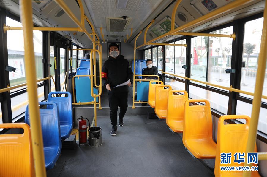 （聚焦疫情防控&middot;圖文互動(dòng)）（2）疫情下的公交司機(jī)：只要有一名乘客，我們也要堅(jiān)守！