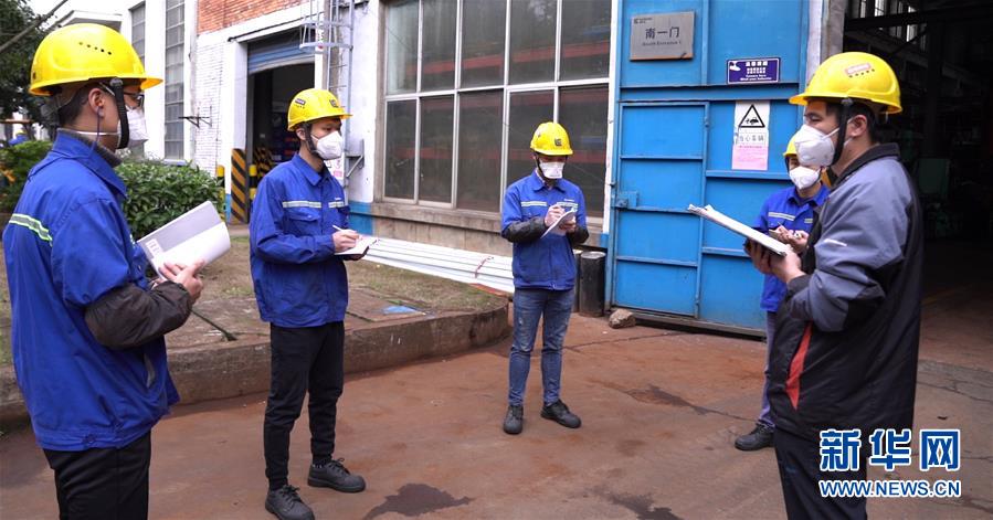 （來自經(jīng)濟(jì)前沿的故事&middot;企業(yè)復(fù)工復(fù)產(chǎn)&middot;圖文互動）（3）戴口罩、測體溫進(jìn)公司&mdash;&mdash;廣西柳工復(fù)工見聞