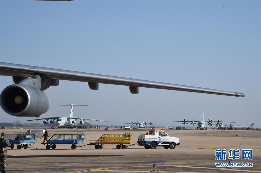 （聚焦疫情防控&middot;圖文互動(dòng)）（4）空軍第四次向武漢大規(guī)?？者\(yùn)醫(yī)療隊(duì)員和物資