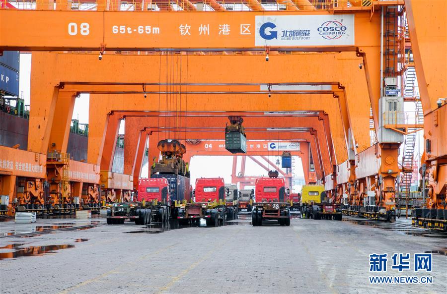 （圖文互動）（4）抓好防疫保暢，還管司機(jī)吃飯&mdash;&mdash;廣西欽州保稅港區(qū)服務(wù)企業(yè)復(fù)工見聞