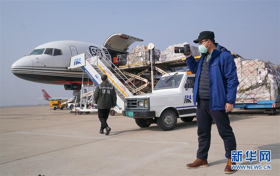 （新華全媒頭條配圖&middot;圖文互動）（9）戰(zhàn)&ldquo;疫&rdquo;的一天&mdash;&mdash;新華社記者直擊湖北保衛(wèi)戰(zhàn)