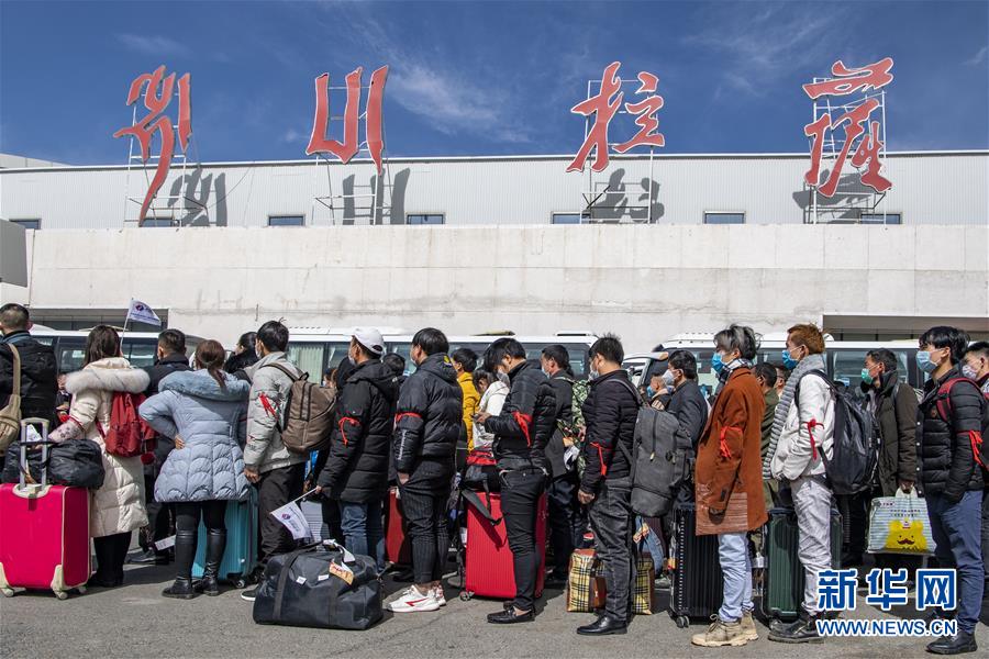 (聚焦疫情防控·圖文互動(dòng))(1)“我們也想著早日復(fù)工”——127名農(nóng)民工乘坐包機(jī)返藏復(fù)工側(cè)記