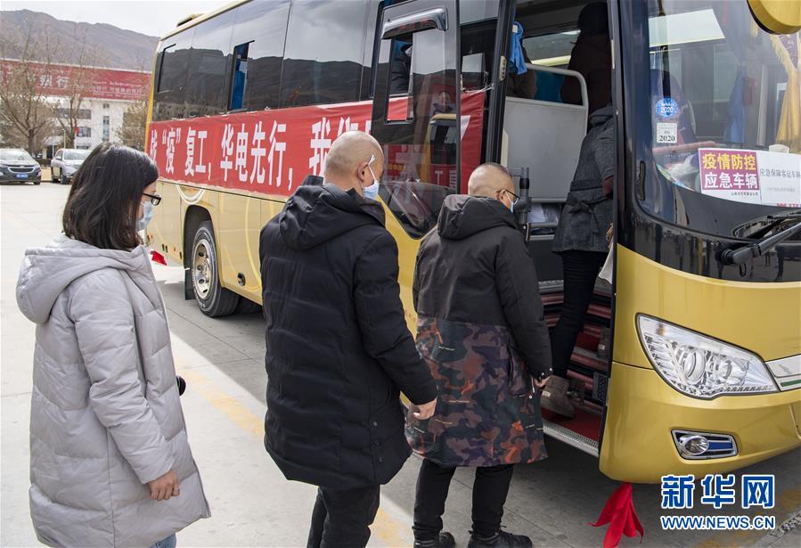 (聚焦疫情防控·圖文互動(dòng))(4)“我們也想著早日復(fù)工”——127名農(nóng)民工乘坐包機(jī)返藏復(fù)工側(cè)記