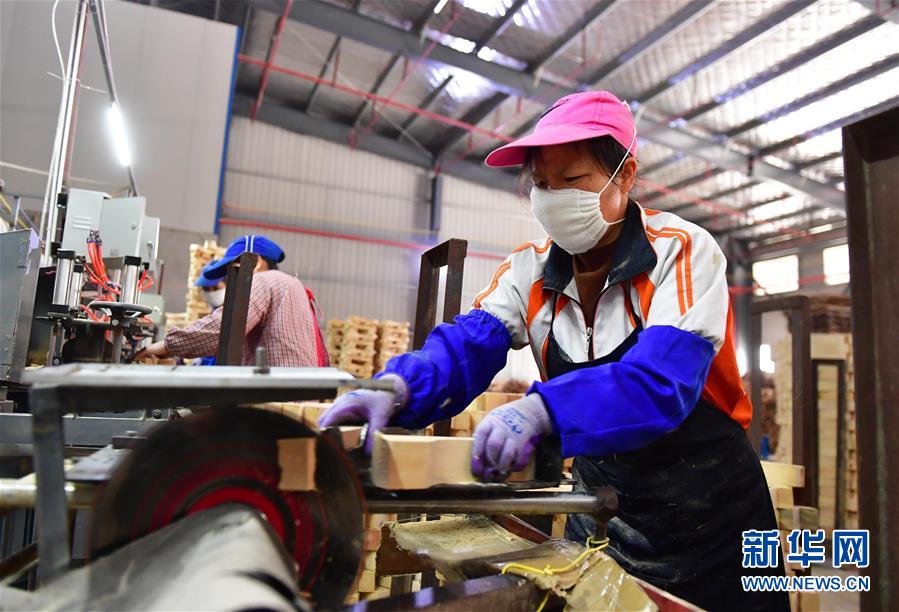 （新華全媒頭條&middot;圖文互動）（15）磨難壓不垮 奮起正當時&mdash;&mdash;習近平總書記在統(tǒng)籌推進新冠肺炎疫情防控和經(jīng)濟社會發(fā)展工作部署會議上的重要講話振奮人心凝聚力量