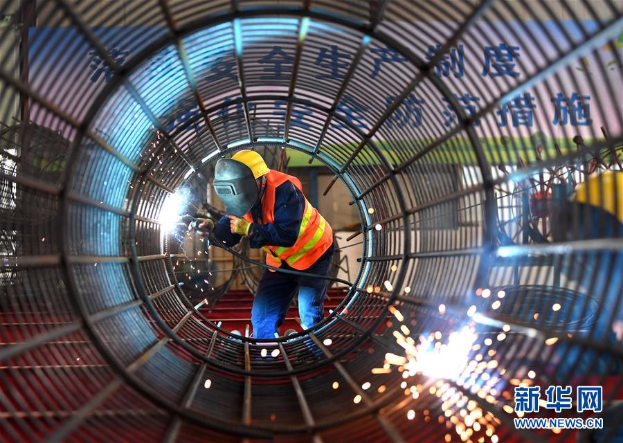 （新華全媒頭條&middot;圖文互動）（17）磨難壓不垮 奮起正當時&mdash;&mdash;習近平總書記在統(tǒng)籌推進新冠肺炎疫情防控和經(jīng)濟社會發(fā)展工作部署會議上的重要講話振奮人心凝聚力量